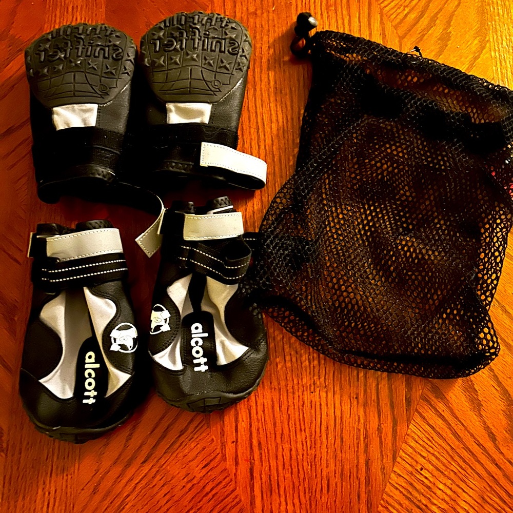 Alcott Large Dog Shoes with carry bag. Like new
